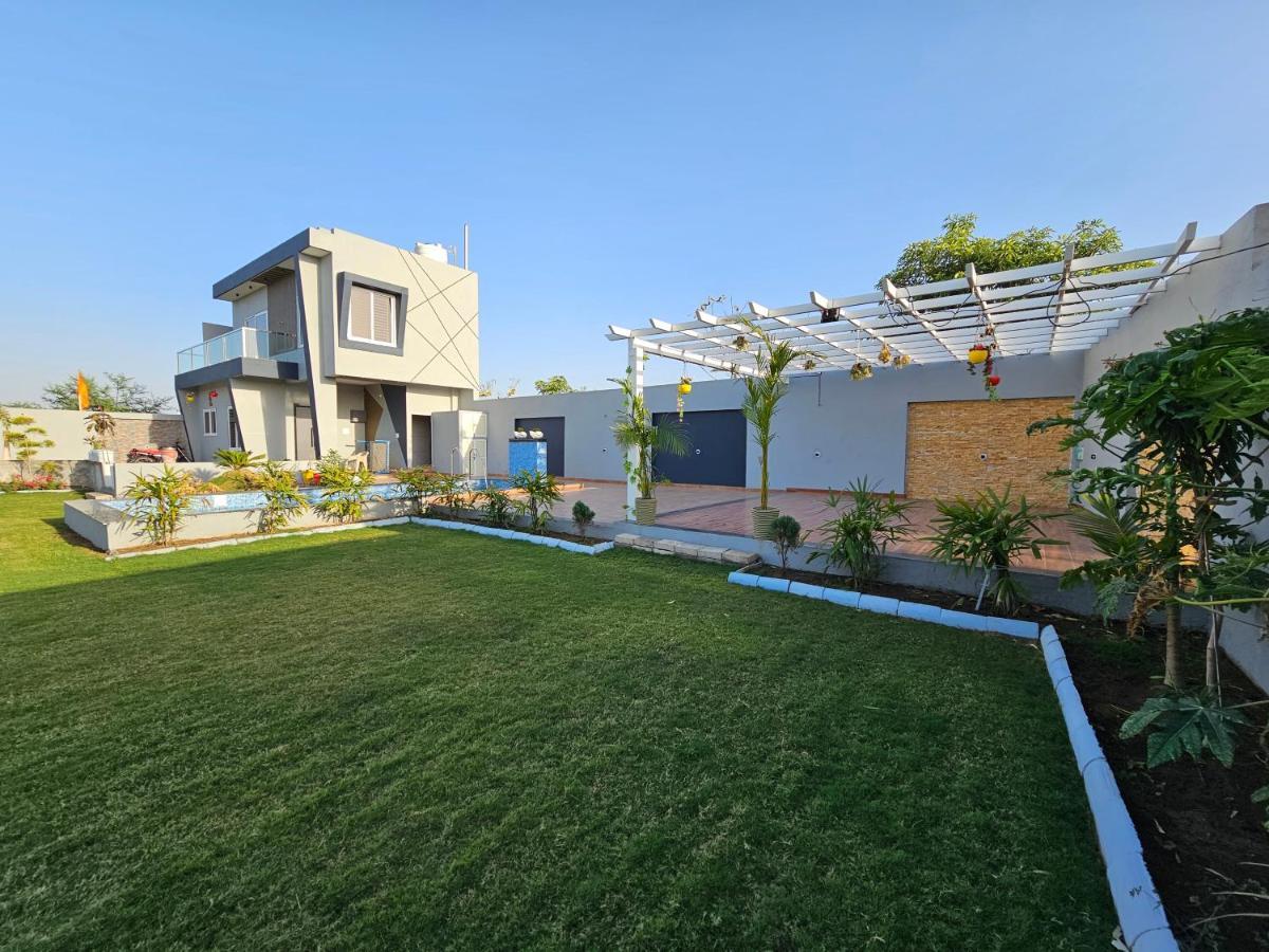 Shree Ambe Farmhouse Villa Uddzsaín Kültér fotó