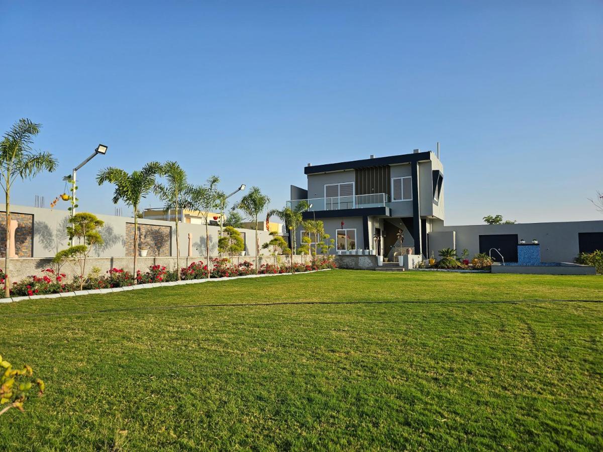 Shree Ambe Farmhouse Villa Uddzsaín Kültér fotó