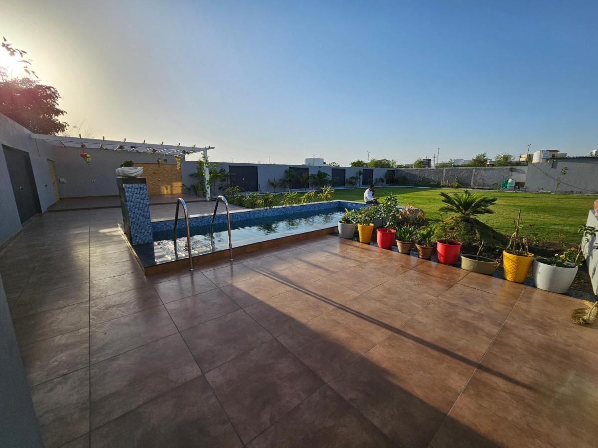 Shree Ambe Farmhouse Villa Uddzsaín Kültér fotó